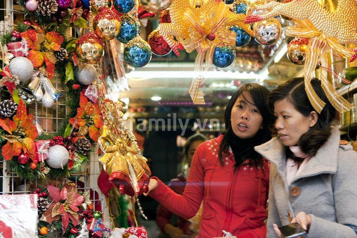 บรรยากาศเตรียมฉลองเทศกาลคริสต์มาสที่กรุงฮานอยและนครโฮจิมินห์ - ảnh 6